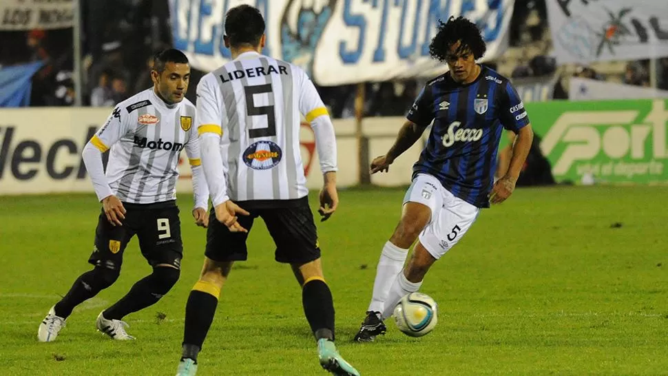 El colombiano Julio maneja la pelota entre Telechea y Scoopa.
FOTO DE LA GACETA/HÉCTOR PERALTA