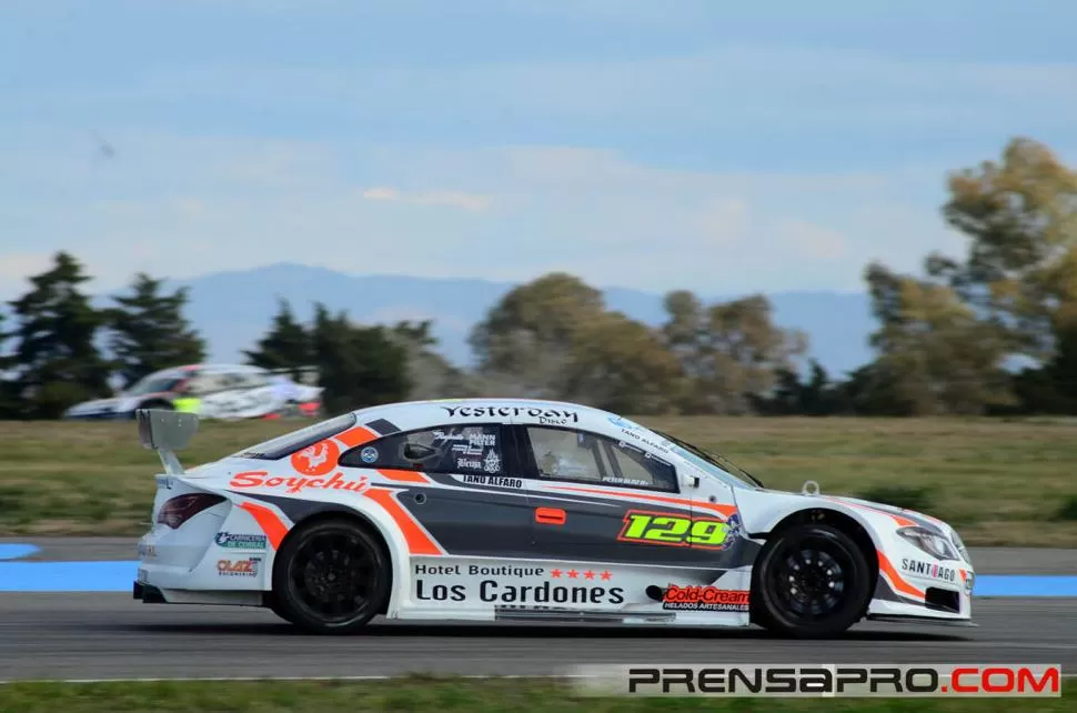 EL AUTO. El Mercedes de Peter Olaz, en tránsito en la pista del “Cabalén”. prensa peter olaz 
