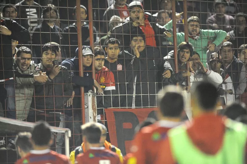 EXPLOTARON. Con el resultado en contra, los hinchas saltaron en contra de la CD. la gaceta / foto de héctor peralta