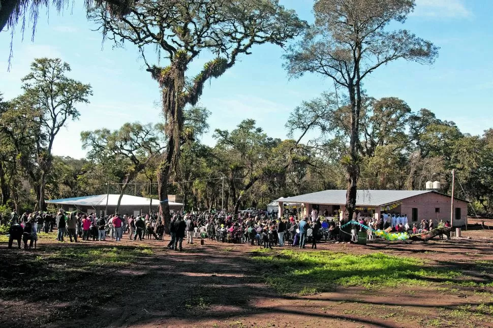 APERTURA DE DOS CASAS PARA JÓVENES ADICTOS. Una multitud acompañó ayer a los misioneros, encabezados por el padre Melitón Chávez. la gaceta / fotos de analía jaramillo