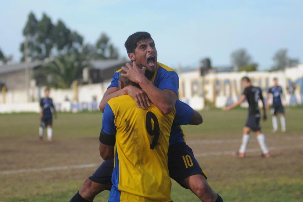 SOCIO. Tapia (9) abraza a Miranda, el asistidor del primer gol de las “abejas”. la gaceta / foto de inés quinteros orio