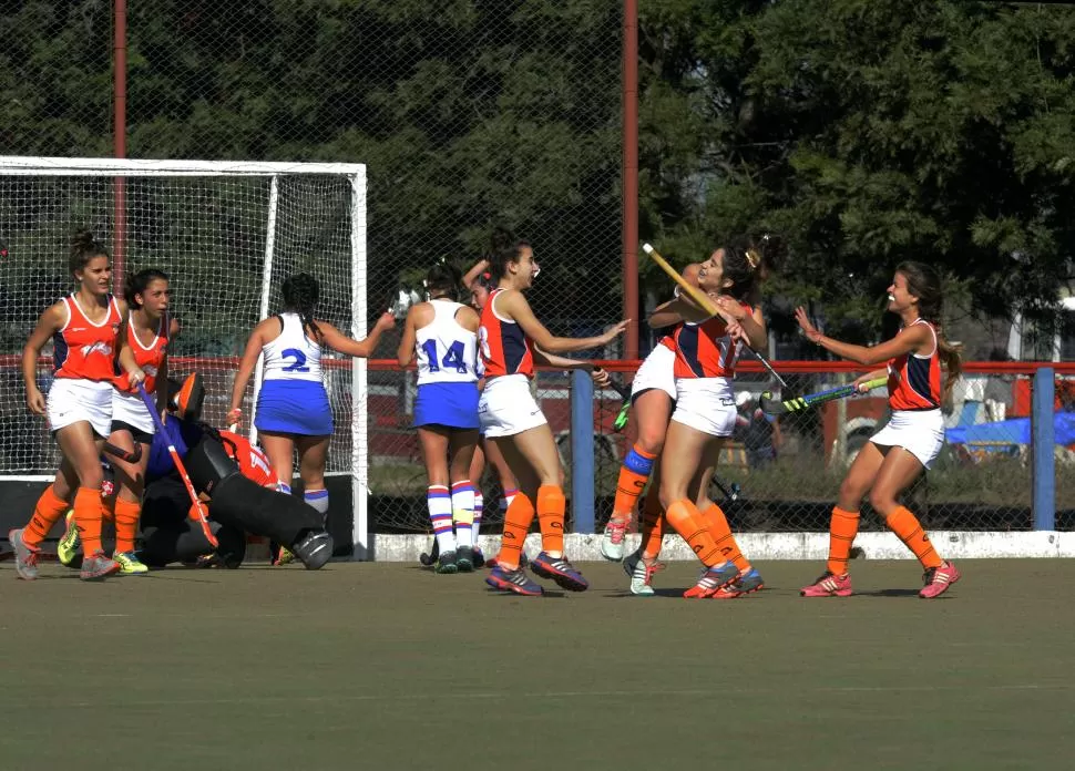 ¡QUÉ ALEGRÍA! Las “naranjitas” festejan uno de los goles ante las santafesinas. la gaceta / foto de florencia zurita