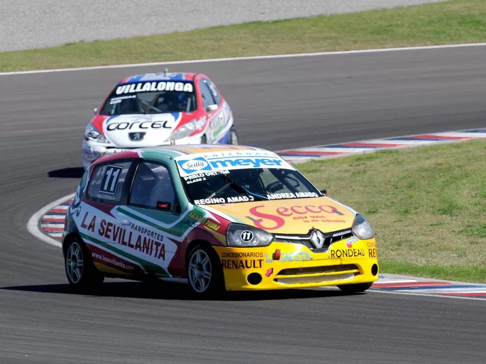 EL LÍDER Y SU PERSEGUIDOR. Pablo Ortega llevó a la victoria en la segunda serie al Renault Clio con nuevo diseño y auspiciantes. Cerca de él se mantuvo el bonaerense Adrián Percaz y su Peugeot 207.  