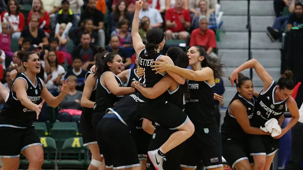 ALEGRÍA SIN FIN. Las chicas argentinas festejaron así otro gran triunfo sobre BRasil.
FOTO TOMADA DE FIBAAMERICAS.COM