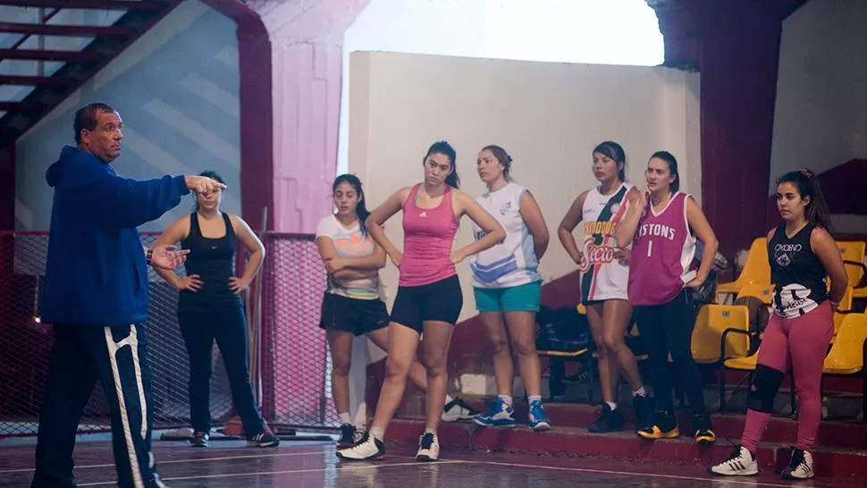 PENÚLTIMO CORTE. La Preselección provincial de mujeres se entrena para el Argentino.
FOTO DE ARCHIVO