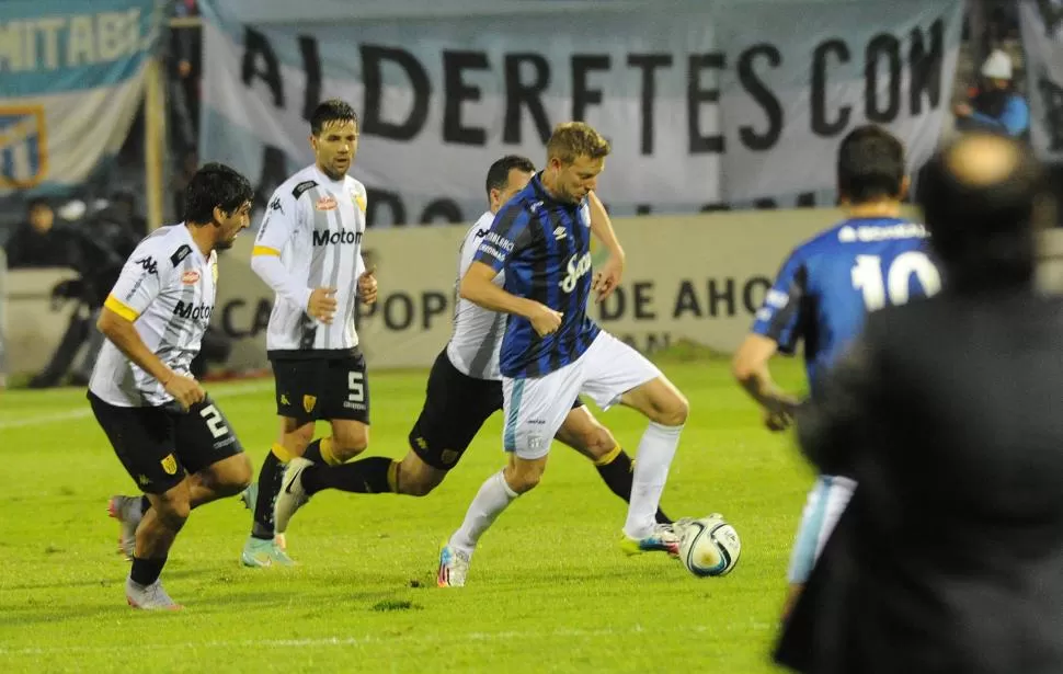 APORTÓ LO SUYO. Menéndez participó en la jugada del 1-0 de Acosta. la gaceta / fotos de héctor peralta