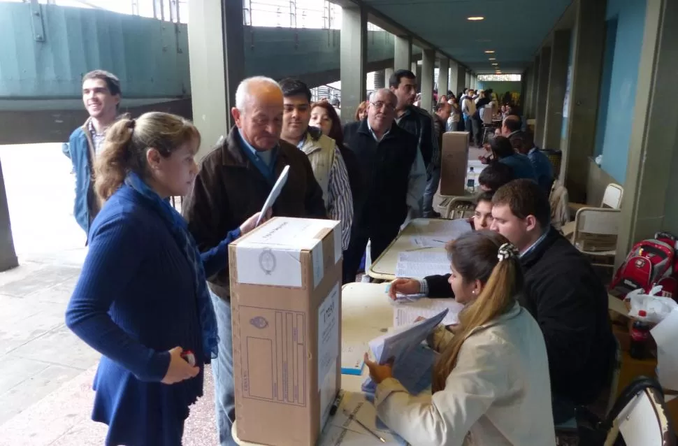 OTRA VEZ A LAS URNAS. Como en las PASO, poco más de 1 millón de tucumanos estarán en condiciones de votar. Esta vez, elegirán representantes locales. la gaceta / foto de Osvaldo Ripoll