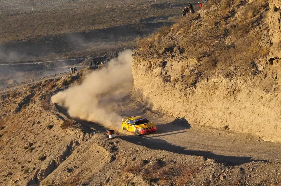 EL SUBARU Y EL PAISAJE. Tomás García Hamilton encara una trepada en los duros caminos cercanos a General Roca. foto de marcelino mercado/diario de rally 