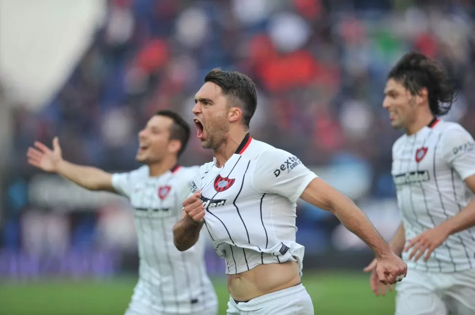 SOBRE EL FINAL. Matías Caruzzo exterioriza su alegría tras anotar su gol. télam