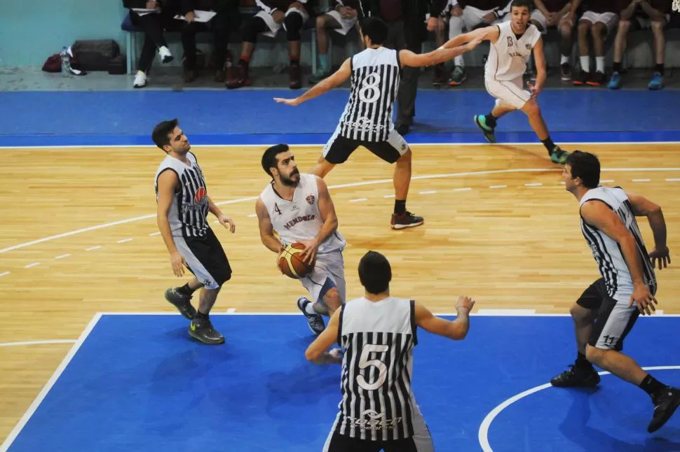 PENETRACIÓN. Federico Grenni, de Mendoza, se filtró en la pintura bonaerense y anotará para su equipo.
FOTO DE LA GACETA/INÉS QUINTEROS ORIO