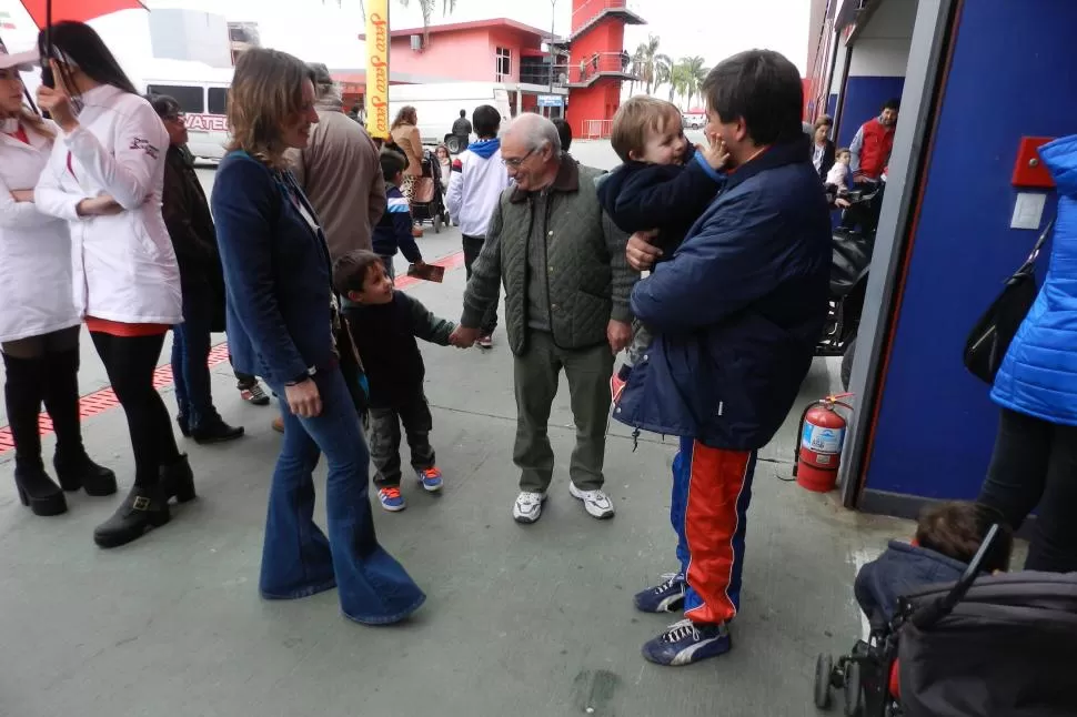 PAPÁ CORAZÓN. Mohamed, tras su abandono, con Selin en brazos. la gaceta / foto de carlos werner 