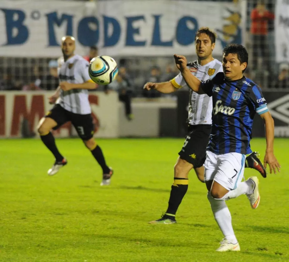 ESTA VEZ NO PUDO. “Pulguita” Rodríguez corre tras la pelota ante la marca de Scoppa. El simoqueño aportó en la definición. LA GACETA / FOTO DE HÉCTOR PERALTA