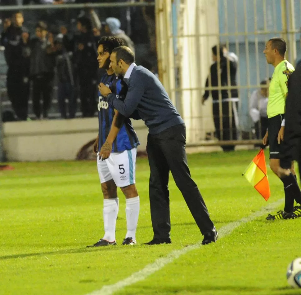 APOYO. Azconzábal le da indicaciones a Julio. El entrenador aseguró que el triunfo es un premio al esfuerzo de sus jugadores. la gaceta / foto de héctor peralta