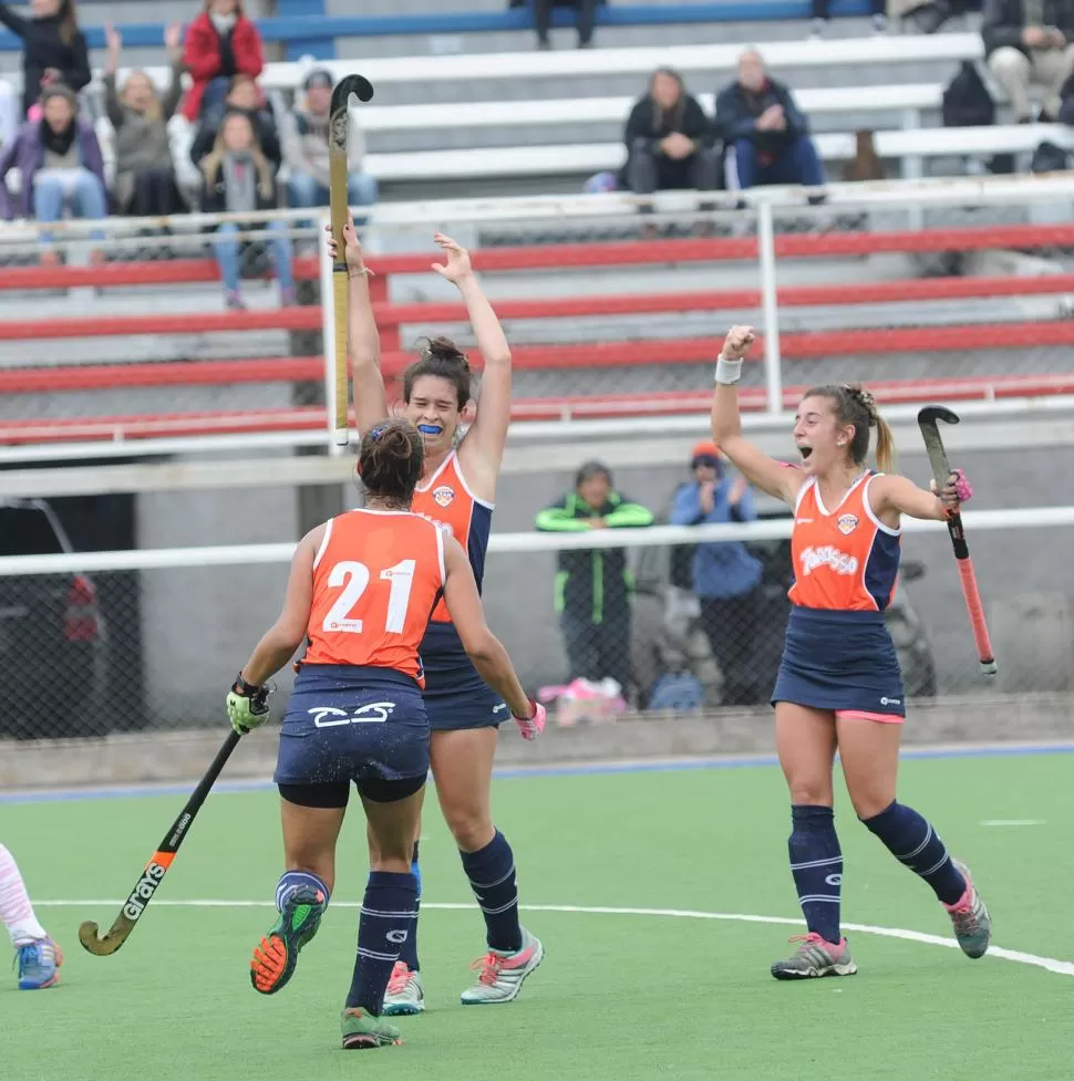 ¡QUÉ ALEGRÍA! Camila Machín (de frente) festeja su gol de córner y se unen a la celebración Morales (21) y Gómez Urrutia. la gaceta / fotos de héctor peralta