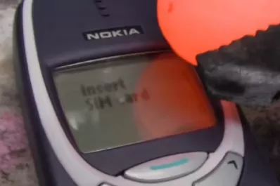 El duelo entre un indestructible Nokia 3310 y una bola de níquel al rojo vivo
