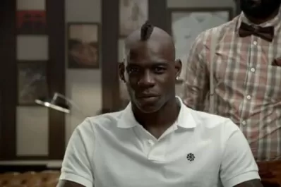 Mirá los nuevos botines de Balotelli, con cresta, como la de él