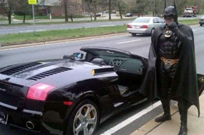 Famoso imitador de Batman muere en un accidente tras averiarse su 'batimóvil'