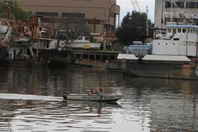 Hallaron un cadáver esposado en el Riachuelo