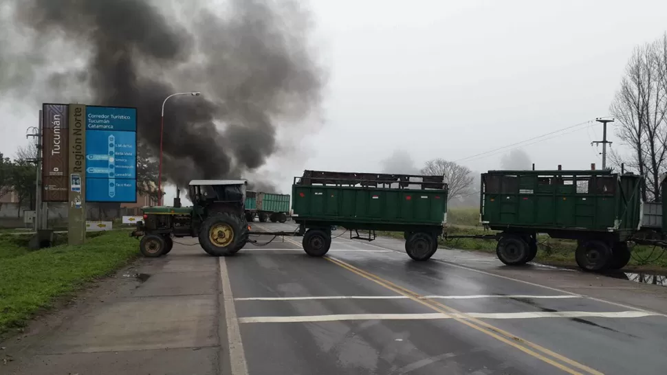 JORNADA DE PROTESTAS. Los productores de caña realizaron ayer varios cortes de rutas en el sur tucumano, pese al feriado. Uno de esos bloqueos vehiculares se registró en Simoca. imagen enviada a la gaceta en whatsapp