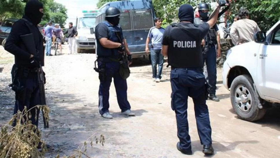 OPERATIVO. Los uniformados detuvieron al hombre acusado. FOTO DE NUEVODIARIOWEB.COM