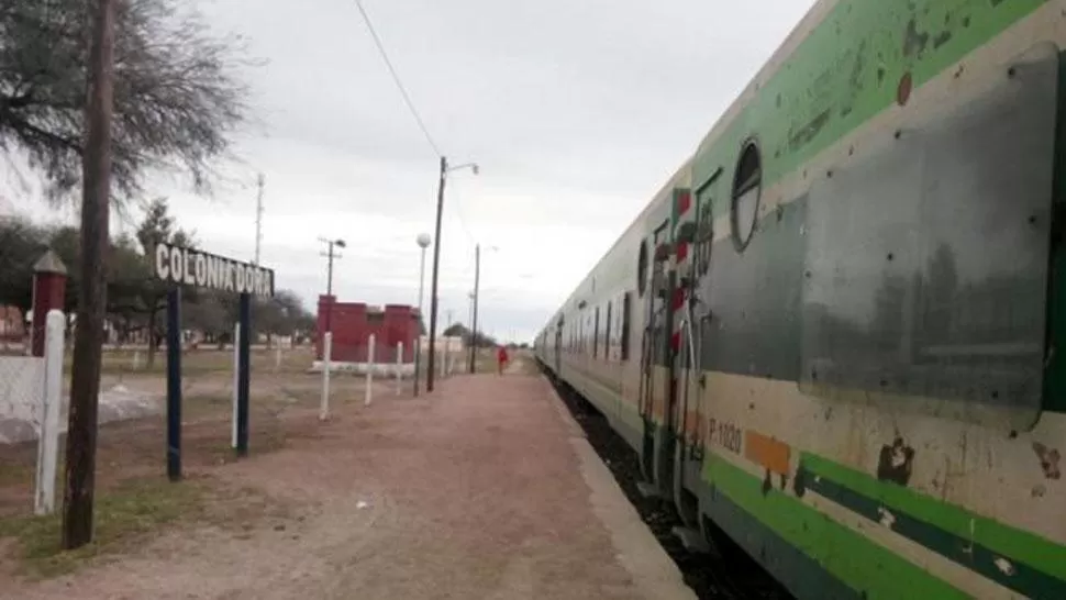 TREN. El convoy se detuvo en Colonia Dora. FOTO DE NUEVODIARIOWEB.COM