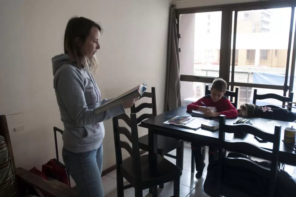 A ESTUDIAR. Eugenia ayuda a su hijo José Ignacio Molina Aráoz a repasar los conceptos que tendrá que rendir en los próximos días. la gaceta / foto de inés quinteros orio 