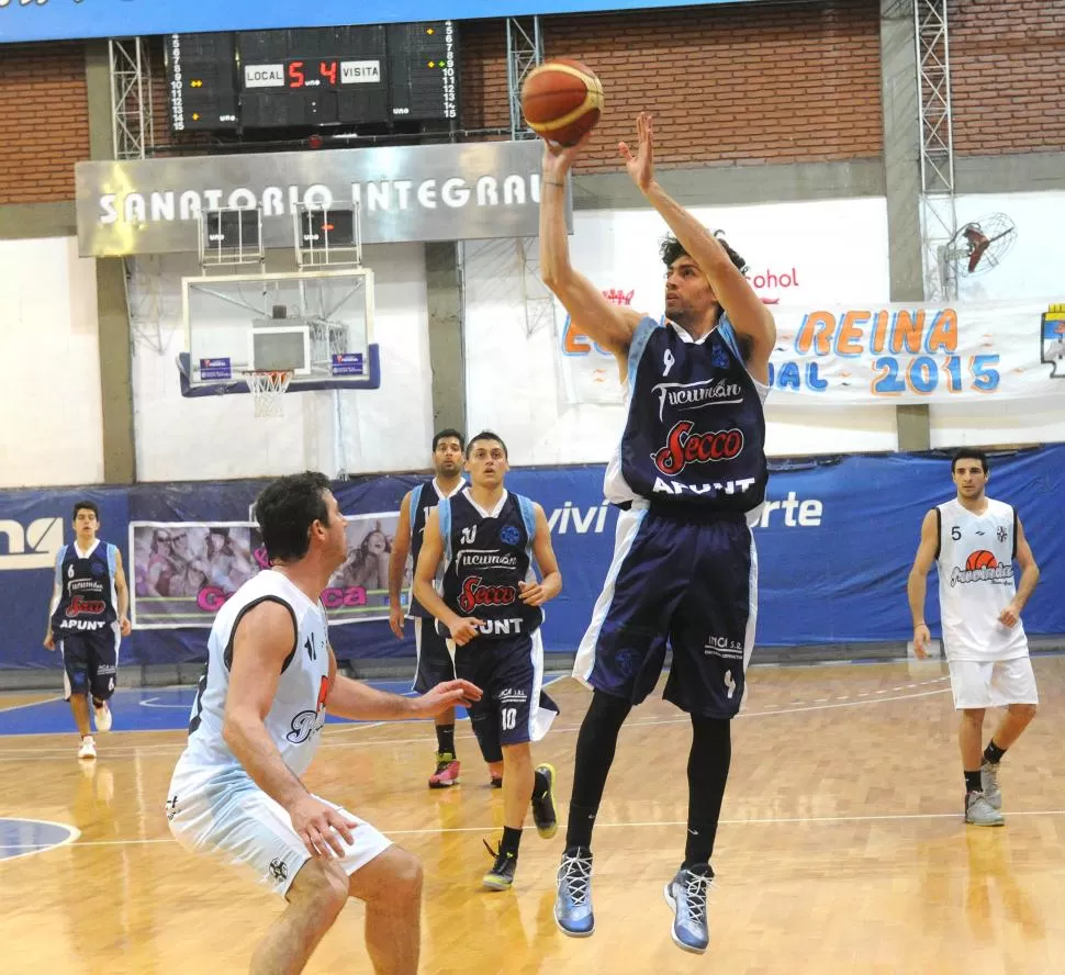 DE LEJOS. Aranda, que colaboró con 12 puntos, salta para lanzar de dos puntos. la gaceta / foto de héctor peralta