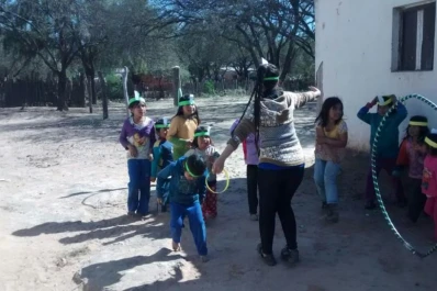 Alumnos de la UNT tejen solidaridad con los wichis