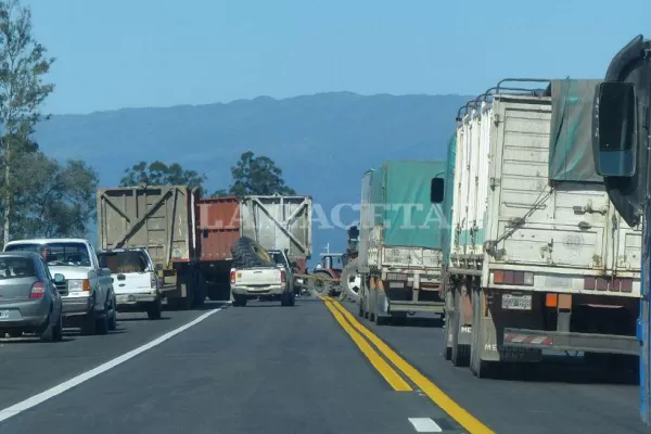 Con 15 bloqueos, los cañeros impiden circular por rutas nacionales y provinciales