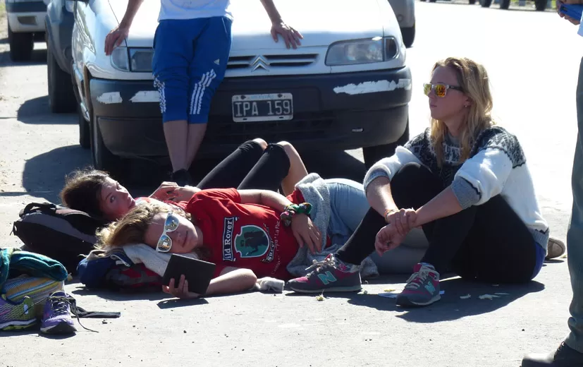 MÁS VIAJANTES. Turistas aguardan acostadas y sentadas en uno de los cortes de la ruta 38, en el sur de la provincia. La Gaceta / foto Osvaldo Ripoll