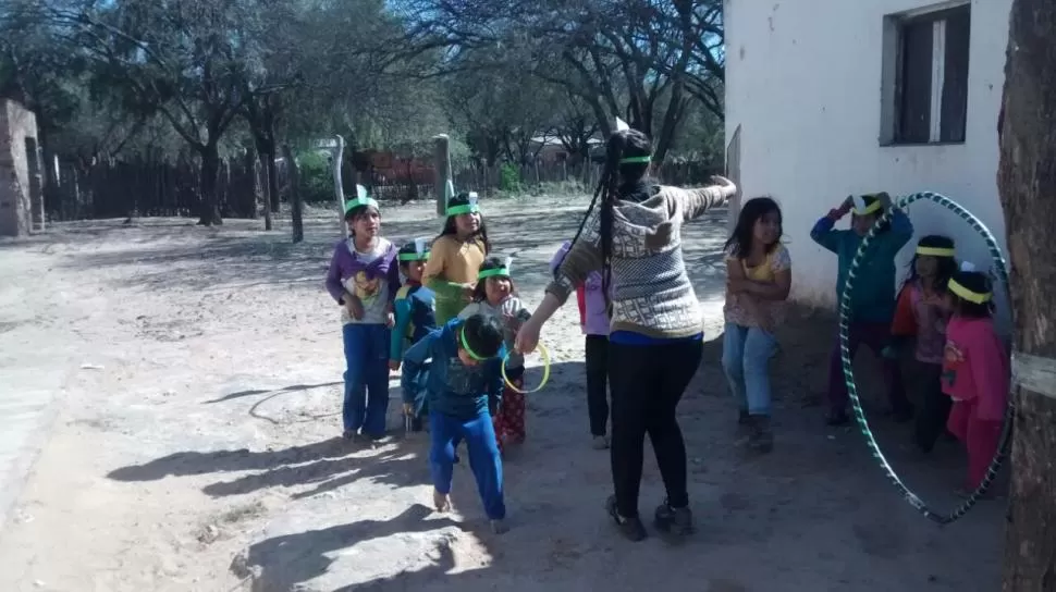 LENGUAJE UNIVERSAL. El juego permitió crear un puente y divertirse, a pesar de las barreras lingüísticas.  gentileza cátedra pueblos originarios - unt