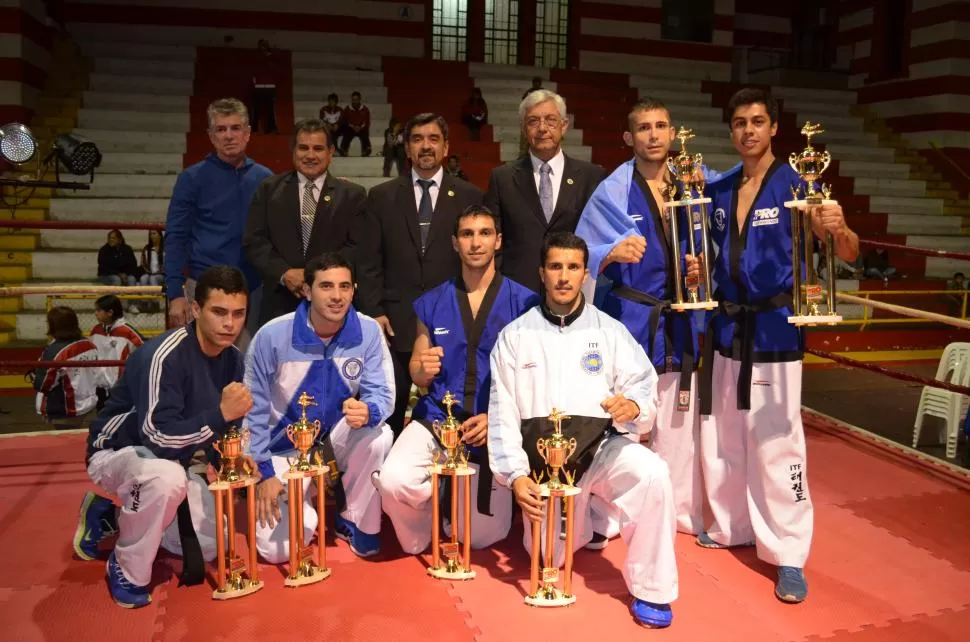 BUENA COSECHA. La “legión” argentina posa con los títulos obtenidos en Tarija. FOTO DE Rodolfo Emilio Castillo