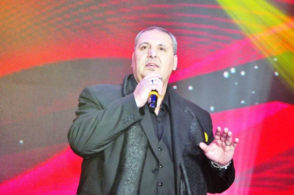 POR EL CANTANTE. Los colegas quieren ayudar haciendo lo que saben. facebook / Oscar Asensio