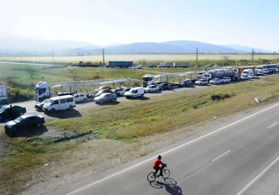 EFECTO DE LA PROTESTA EN LA AUTOPISTA. Una fila de autos, camiones y otros medios de transporte se formó en la autopista, altura de la ruta 322.  la gaceta / fotos de florencia zurita