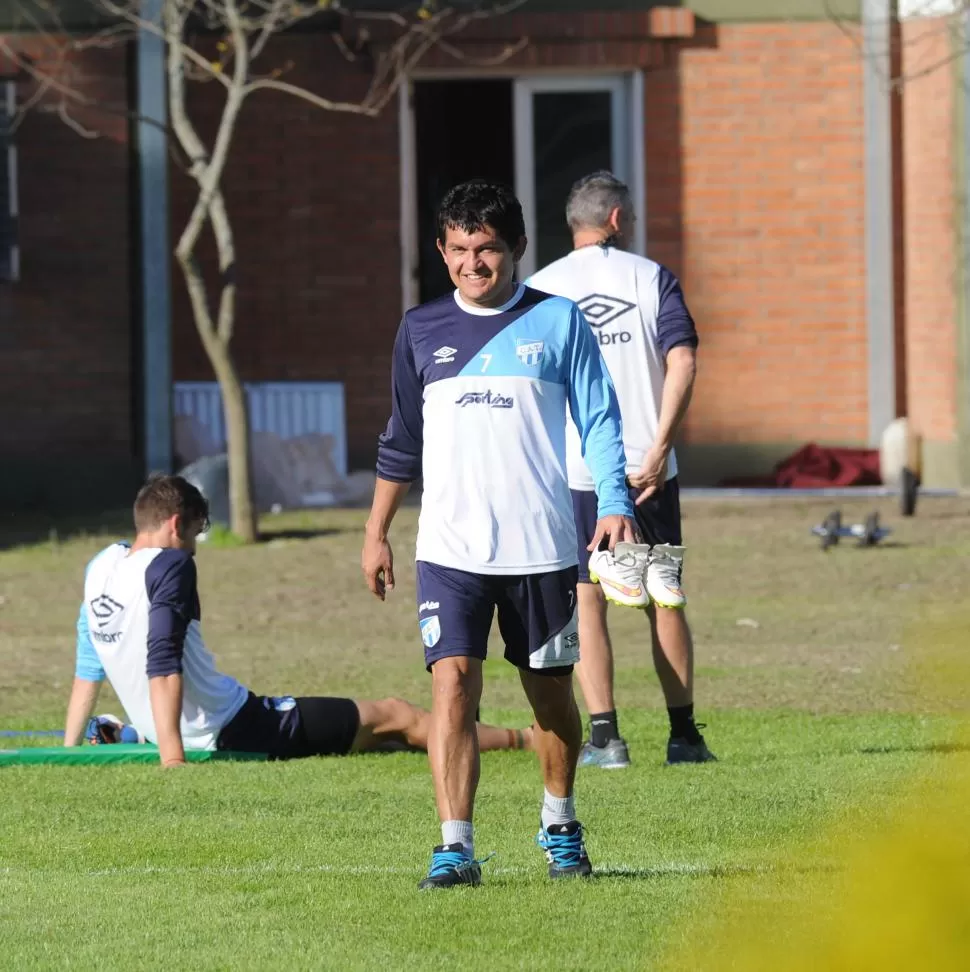 DIO SU APOYO. Rodríguez sonríe tras el entrenamiento de ayer. El simoqueño fue más condescendiente con Díaz. LA GACETA / FOTO DE HÉCTOR PERALTA