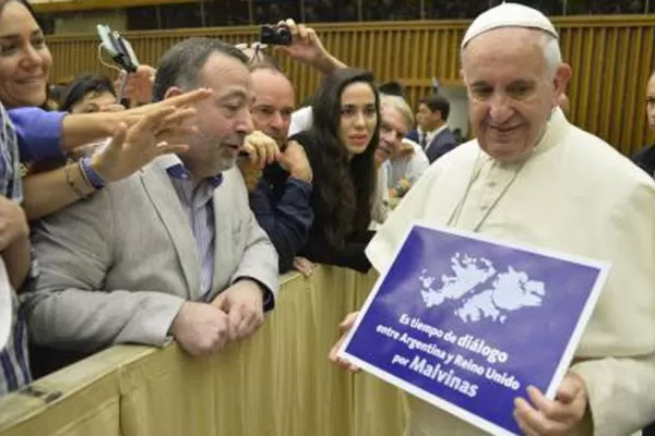 La ONG y el Vaticano explicaron la foto del Papa con el cartel de Malvinas