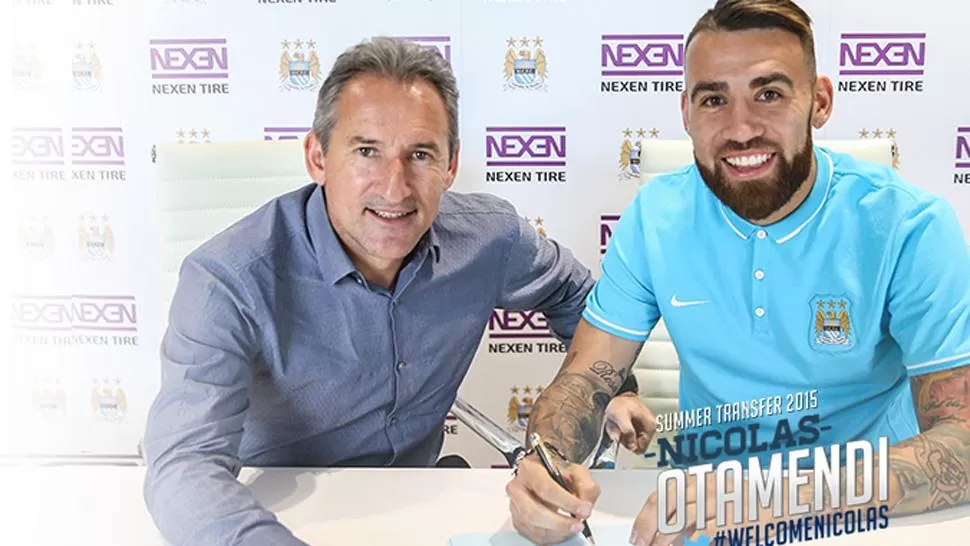 PUSO LA FIRMA. El argentino acordó su contrato y posó junto al director deportivo del City, el español Txiki Begiristain. FOTO TOMADA DE ESPANOL.MCFC.COM