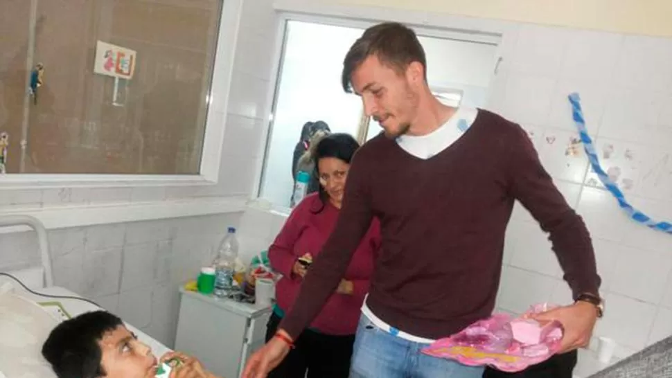 ARRANCARON UNA SONRISA. Franco Sbuttoni con uno de los chicos internados.
FOTO TOMADA DE Prensa Club Atlético Tucumán