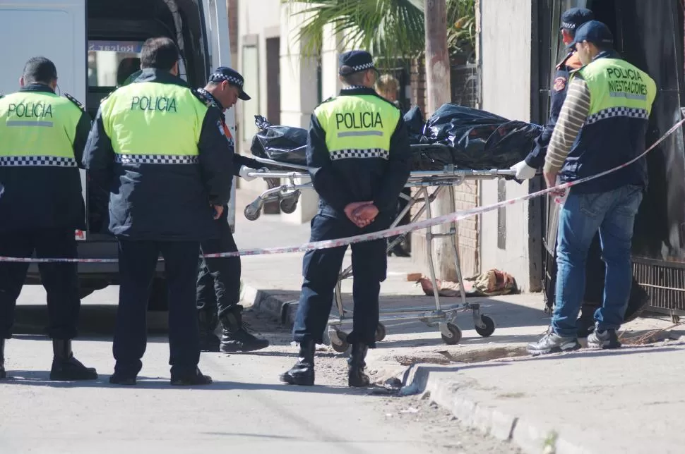 TRASLADO. El cadáver de una de las víctimas es sacado por la Policía de la vivienda del pasaje 1° de Mayo al 300 donde sucedió el doble homicidio. la gaceta / fotos de analía jaramillo