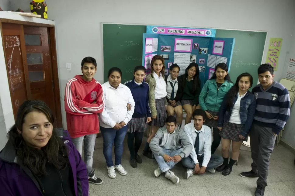 INVESTIGACIÓN. El grupo de sexto año de la escuela secundaria de Luisiana, junto a la profesora que los guió para hacer la encuesta sobre diabetes.  LA GACETA  / FOTO DE JORGE OLMOS SGROSSO