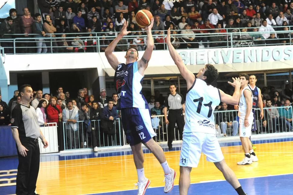 MUY BUEN APORTE. El pivot Pablo Walter está jugando en muy buen nivel. LA GACETA / FOTO DE HÉCTOR PERALTA