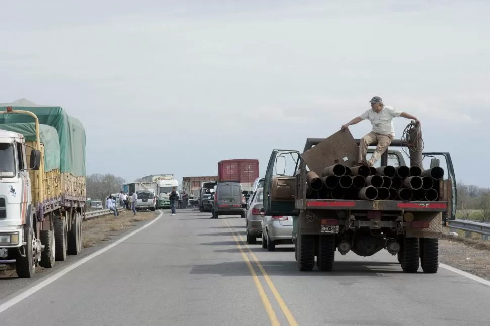 ESPERA Y MALESTAR. Largas filas de vehículos se formaron en el sur provincial, como consecuencia de los piquetes de los productores.  