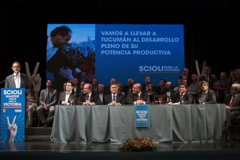 PLENO KIRCHNERISTA. Scioli cierra el acto; lo oyen desde la mesa De Pedro, Alperovich, Jaldo, Manzur, Zannini y Yedlin (de izquierda a derecha); detrás, una docena de gobernadores y funcionarios nacionales. LA GACETA / FOTO DE INÉS QUINTEROS ORIO