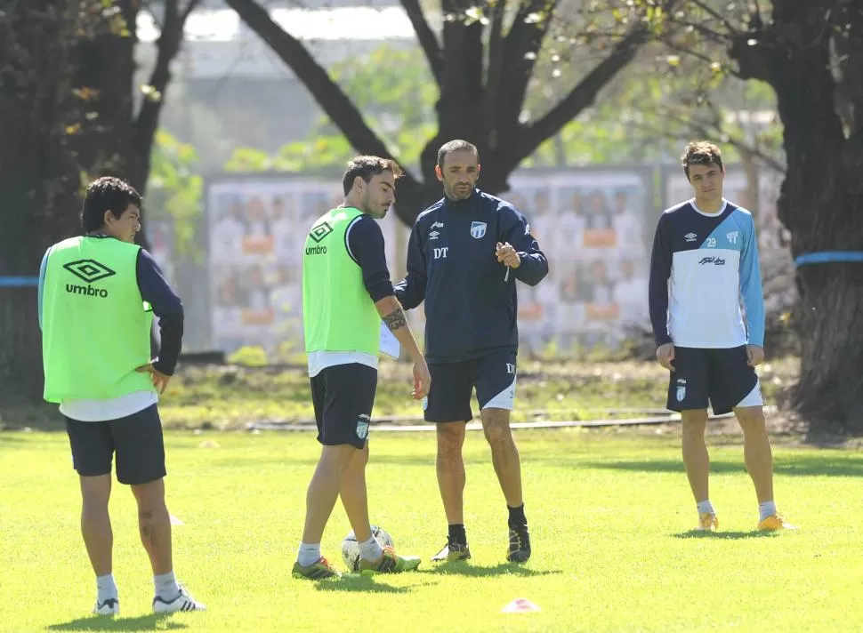 MOTIVADOR. Entre sesión y sesión diaria, Azconzábal apela al inflador anímico para con el grupo. Quiere que sus jugadores den lo mejor de sí y que se mantengan enfocados en el objetivo de ser los mejores. la gaceta / foto de héctor peralta