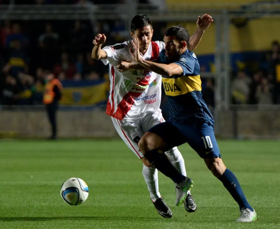 MARCA DIFERENCIA. El “Apache” Carlos Tevez mostró un buen nivel en San Juan y marcó el tercer tanto para los “xeneizes”. télam