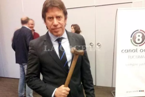 Ricardo Bussi llevó el bastón de su padre al debate