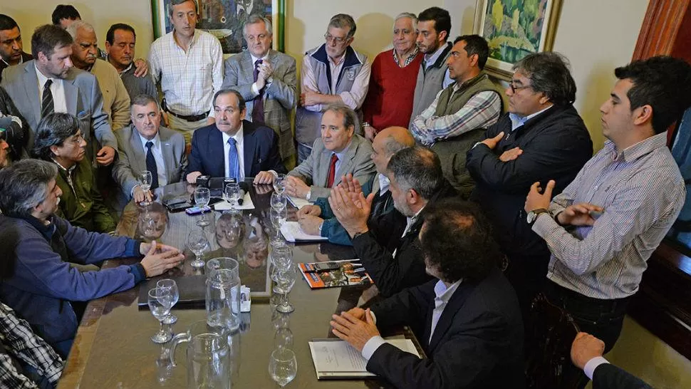 EN CASA DE GOBIERNO. Alperovich, acompañado por miembros de su gabinete, explica a productores las medidas que activará para paliar la crisis del agro. prensa y difusión