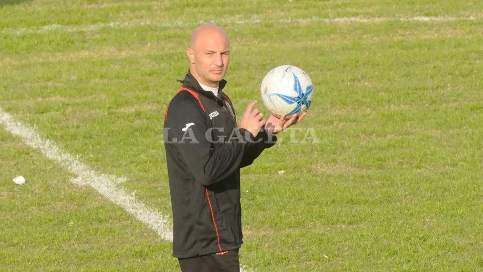 METE MANO. El entrenador planea poblar el mediocampo para poder controlar el partido en Sunchales. ARCHIVO LA GACETA / FLORENCIA ZURITA