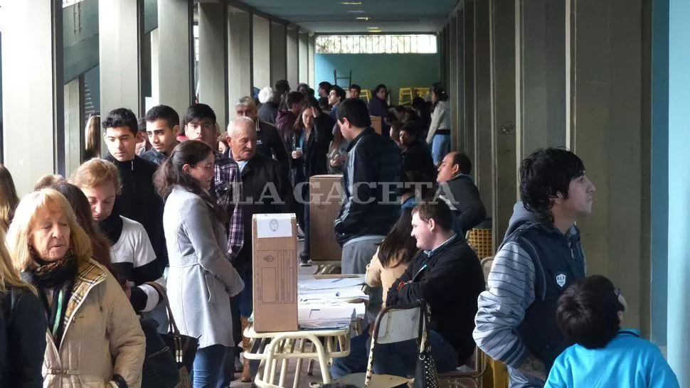 COMO HACE DOS SEMANAS. Los tucumanos irán mañana por segunda vez en el año a las urnas; para evitar sobresaltos, la Junta Electoral recomienda chequear nuevamente la escuela en la que se sufragará, ya que no necesariamente son las mismas que las del domingo 9 de agosto. ARCHIVO LA GACETA / FOTO DE OSVALDO RIPOLL