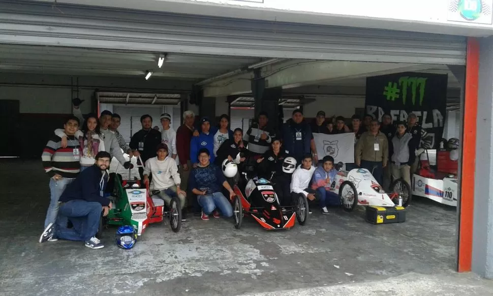 TODOS TUCUMANOS. Los integrantes de los equipos de la ENET N°2; Técnica N°1 de Bella Vista y de Villa de Leales, además de la ENET N°1 de Tafí Viejo, posan juntos en los boxes del autódromo porteño. GENTILEZA ENRIQUE MOPTY